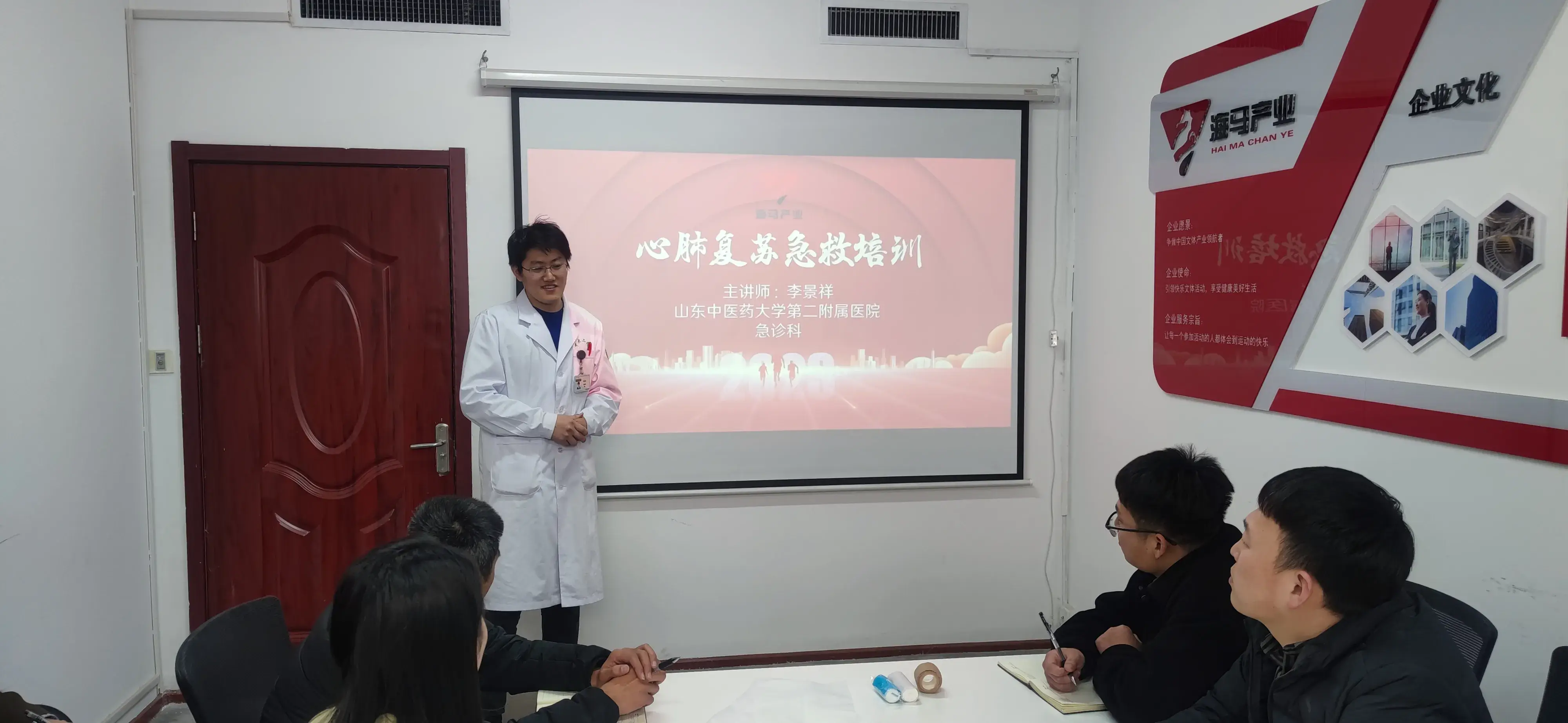 悟空体育组织进行心肺复苏急救培训